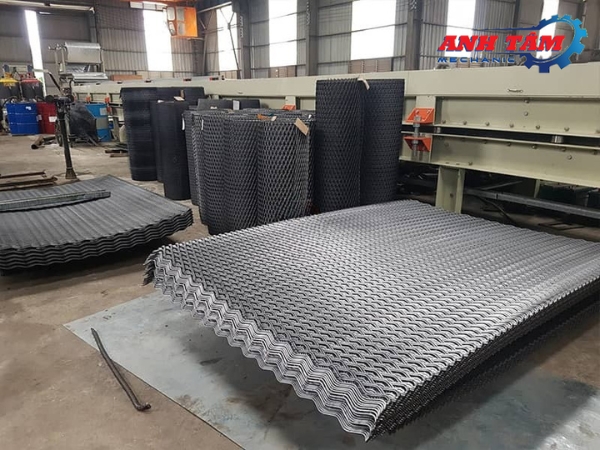 Lưới dập giãn Hòa Tiến